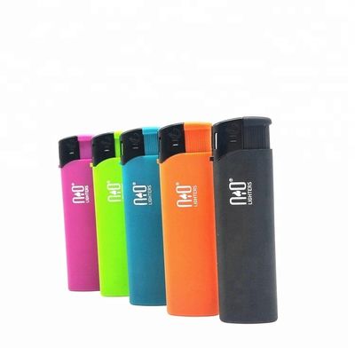 Cinco cores de plástico recarregável Lighter de gás 8.2 * 2.42 * 1.23cm com Materiais da China