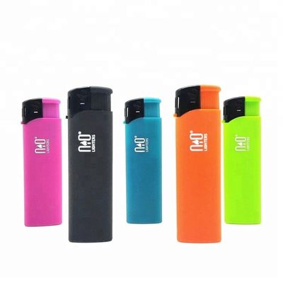 Cinco cores de plástico recarregável Lighter de gás 8.2 * 2.42 * 1.23cm com Materiais da China