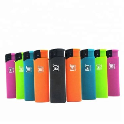 Cinco cores de plástico recarregável Lighter de gás 8.2 * 2.42 * 1.23cm com Materiais da China