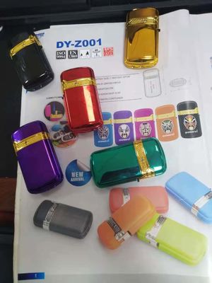 Material de plástico mais recente estilo Flip Turbo Flame Piezo resistente ao vento Lighter de gás recarregável